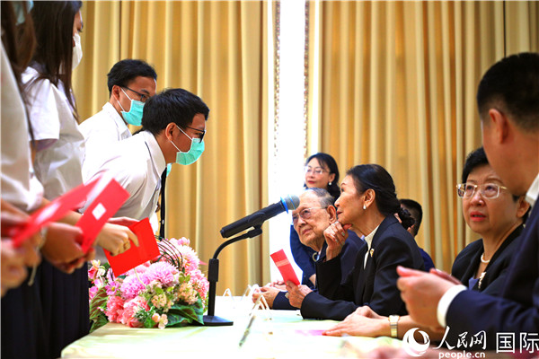 圖為獎助學金頒發(fā)現(xiàn)場。人民網記者 白元琪攝
