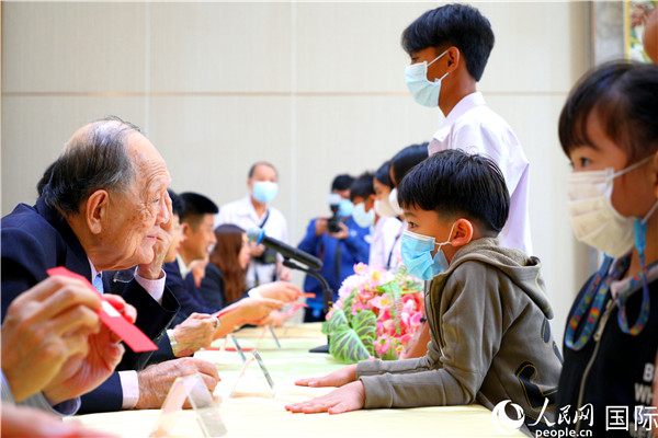圖為獎助學金頒發(fā)現(xiàn)場。人民網記者 白元琪攝
