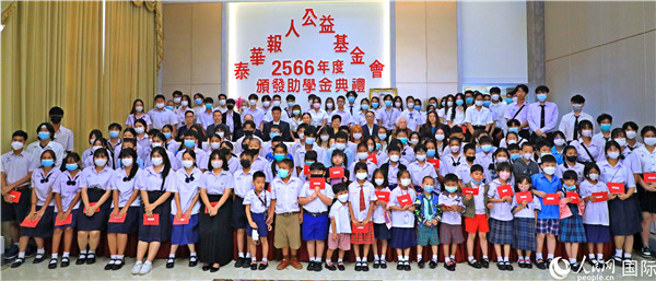 圖為出席嘉賓和現(xiàn)場獲獎學生合影留念。人民網記者 白元琪攝