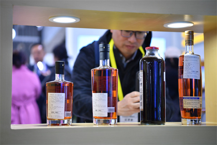 11月16日，觀眾在第七屆絲博會上參觀阿塞拜疆展位上的酒水產品。新華社記者 邵瑞 攝