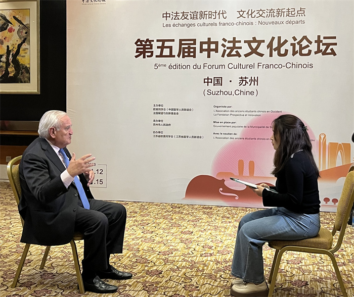 法國前總理、法國展望與創(chuàng)新基金會主席讓-皮埃爾·拉法蘭接受人民網(wǎng)的采訪。（國際在線供圖）