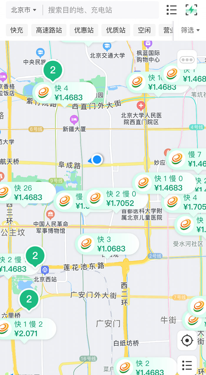 中新財經(jīng)查詢相關(guān)充電APP發(fā)現(xiàn)，電價平峰時段，快充樁的價格普遍在1.4元度左右。