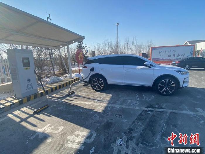 資料圖：新能源汽車正在充電?！±畹?攝