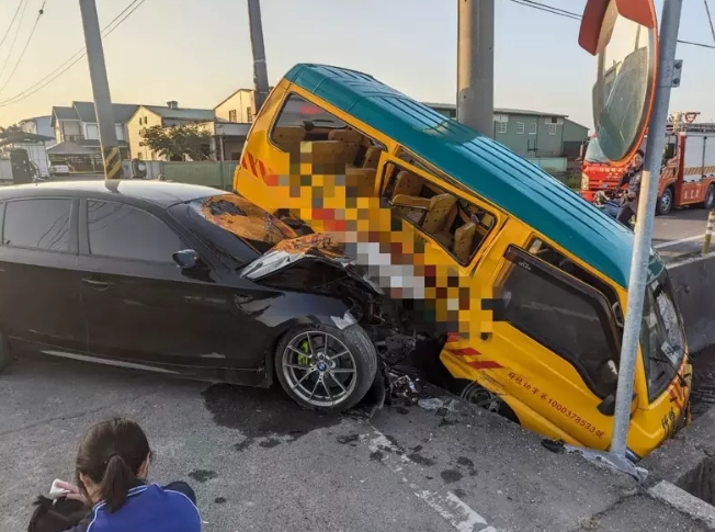 托兒所校車被轎車從側邊撞上，車體嚴重毀損。圖片來源：臺灣《聯(lián)合報》民眾供圖