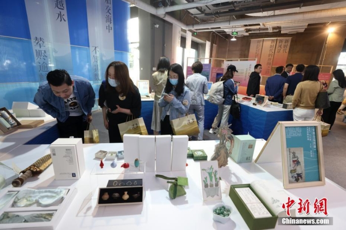 9月28日，“一帶一路，文明之橋”圖書文創(chuàng)展在北京圖書大廈開幕，圖為觀眾參觀展覽。<a target='_blank' href='/'><p  align=