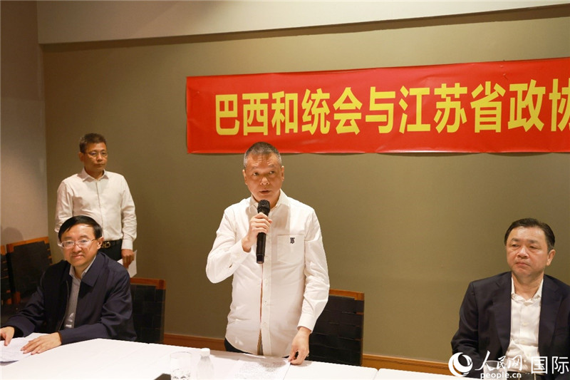 巴西和統(tǒng)會(huì)會(huì)長(zhǎng)王俊曉（中）在座談會(huì)上致辭。人民網(wǎng)記者 陳海琪攝