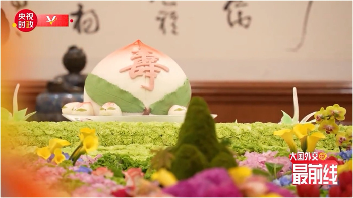 圖為今年7月基辛格訪華時午宴上的壽桃。來源：央視新聞截圖