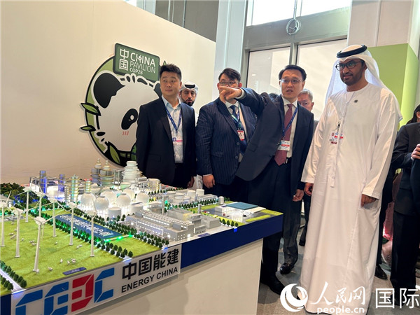 COP28主席蘇爾坦·賈比爾參觀中國(guó)角展示。人民網(wǎng)記者任皓宇攝
