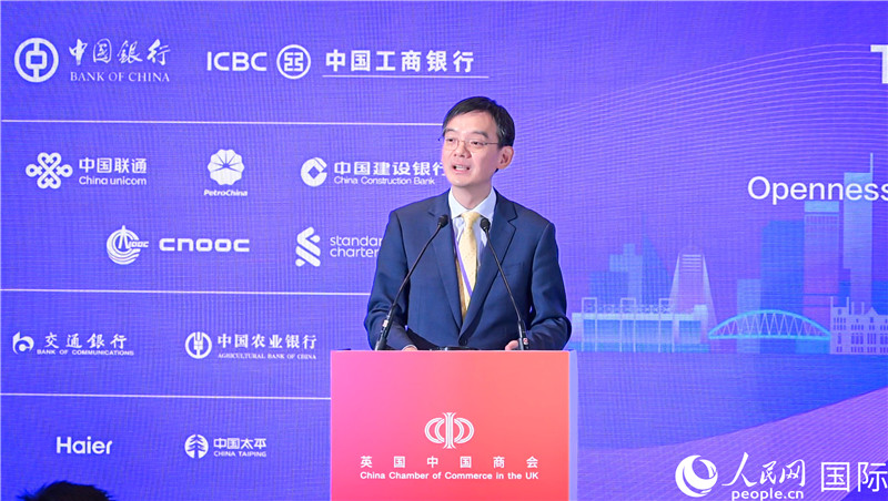 英國(guó)中國(guó)商會(huì)會(huì)長(zhǎng)、中國(guó)銀行倫敦分行行長(zhǎng)方文建 致歡迎辭。人民網(wǎng) 郭錦標(biāo)攝