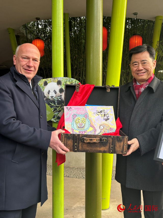 吳墾大使和韋格納市長(zhǎng)手捧德國(guó)兒童為“夢(mèng)想”“夢(mèng)圓”準(zhǔn)備的手繪“送別大禮包”。人民網(wǎng)記者 徐馨攝