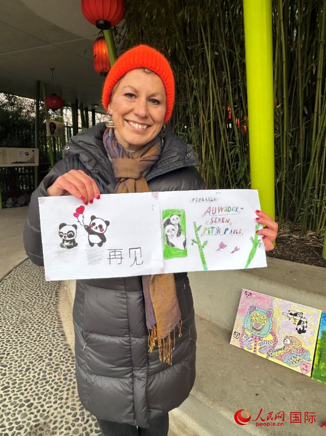 桑德拉和德國(guó)小朋友們的作品。右圖寫(xiě)著“祝福好運(yùn)，再見(jiàn) Pit和Paule（“夢(mèng)想”“夢(mèng)圓”的德語(yǔ)名字）”。人民網(wǎng)記者 徐馨攝