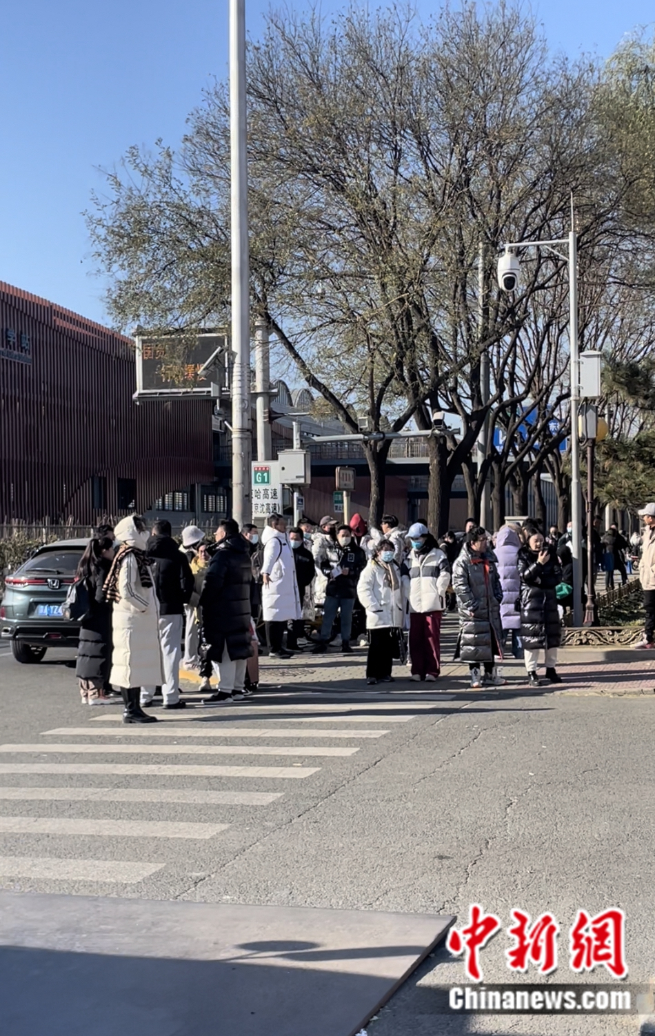 不少家長和老師在考場外等候。袁秀月 攝