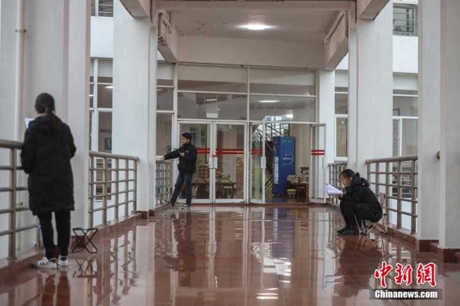 資料圖：幾位考研學(xué)生在南昌大學(xué)教學(xué)樓的天橋上復(fù)習(xí)備考。劉力鑫 攝
