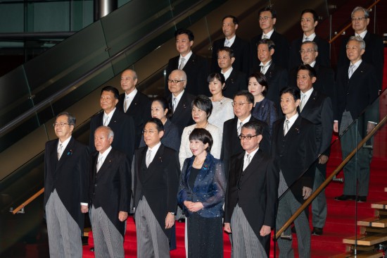 9月13日，日本首相岸田文雄（前排中）在東京的首相官邸率閣僚合影。新華社記者張笑宇攝