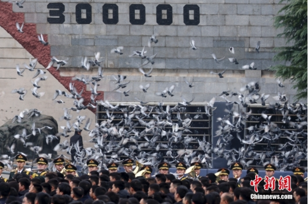 12月13日是第十個(gè)南京大屠殺死難者國家公祭日。當(dāng)天上午，南京大屠殺死難者國家公祭儀式在侵華日軍南京大屠殺遇難同胞紀(jì)念館舉行。圖為國家公祭儀式現(xiàn)場。中新社記者 泱波 攝