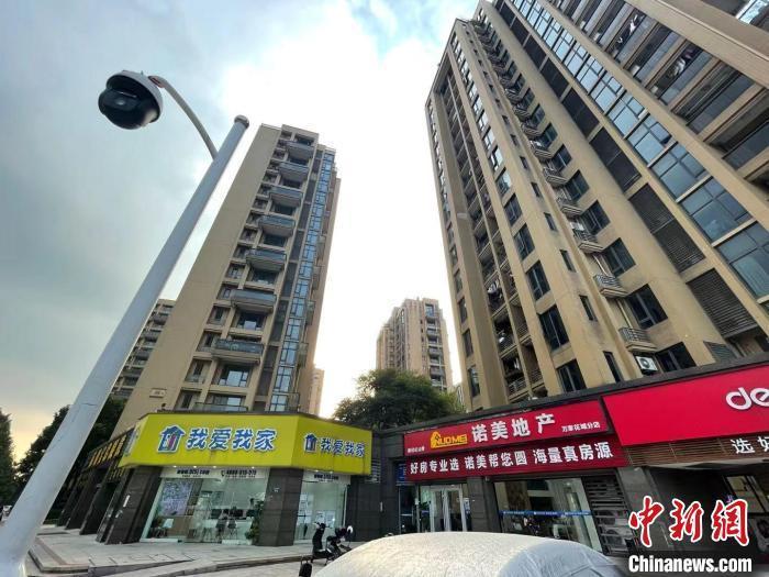 多家房地產(chǎn)中介。 蘇婷 攝