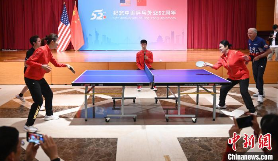 當(dāng)?shù)貢r(shí)間12月13日，中國駐美使館在華盛頓舉辦慶?；顒?dòng)紀(jì)念中美乒乓外交52周年。圖為丁寧、劉偉、戴爾等中美運(yùn)動(dòng)員上演混雙表演賽。中新社記者 陳孟統(tǒng) 攝