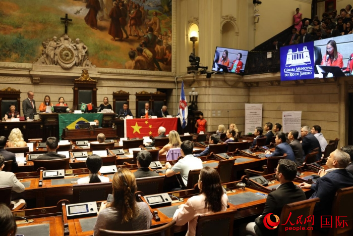 當(dāng)?shù)貢r間12月15日晚，巴西里約熱內(nèi)盧市議會在議會大廳舉行隆重儀式，向一批為推動巴西和中國友好合作做出突出貢獻(xiàn)的機(jī)構(gòu)、團(tuán)體和個人授予“杰出貢獻(xiàn)獎”。人民網(wǎng)記者 時元皓攝