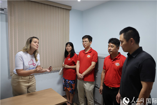 王尉育等人參觀并了解協(xié)會(huì)活動(dòng)場(chǎng)所及設(shè)施。人民網(wǎng)記者 時(shí)元皓攝