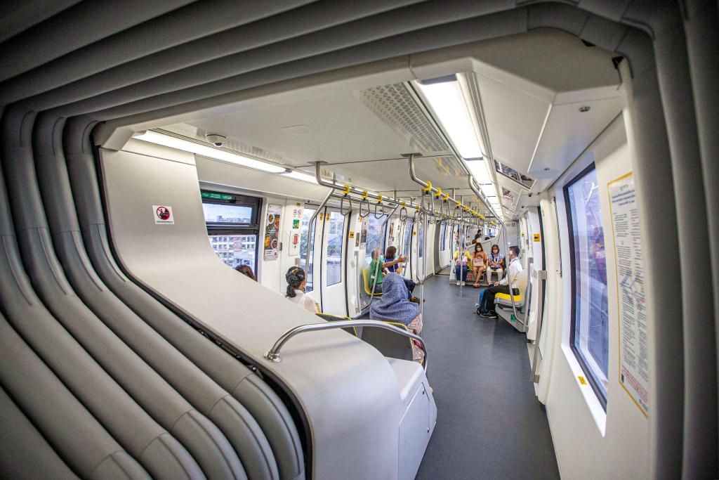 9月14日，乘客在泰國曼谷搭乘“黃線”列車。泰國曼谷是世界著名旅游目的地之一，當?shù)厝税堰@座城市的高架軌道交通系統(tǒng)稱為“曼谷天鐵”。2023年下半年，由位于安徽蕪湖的中車浦鎮(zhèn)阿爾斯通運輸系統(tǒng)公司生產(chǎn)并提供的單軌道列車“天鐵黃線”在曼谷正式運營，11月同樣由該公司生產(chǎn)并提供列車的“天鐵粉線”也在曼谷開始試運行?！爸袊窃臁睆闹袊徍淼教﹪?，讓曼谷近郊與市中心的連接更為緊密，豐富城市面貌的同時，也為當?shù)匕l(fā)展注入新活力。（新華社記者王騰攝）