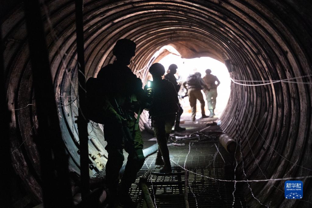 這張以色列國(guó)防軍12月17日發(fā)布的照片顯示，以軍地面部隊(duì)在加沙地帶發(fā)現(xiàn)一處大型地下隧道。新華社發(fā)