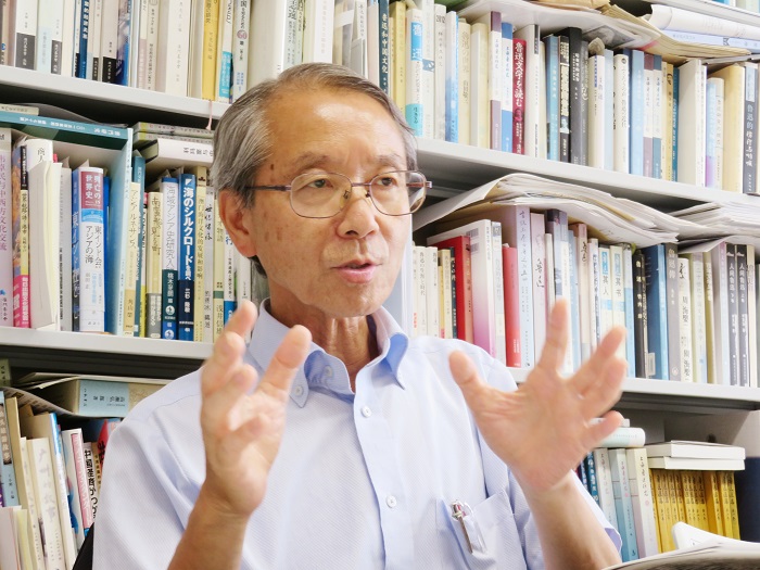 日本創(chuàng)價大學(xué)教授高橋強(qiáng)接受人民網(wǎng)采訪。（視頻截圖）