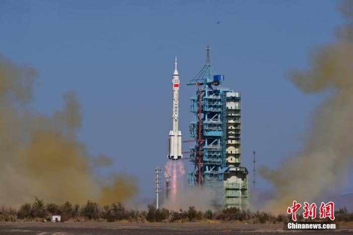 資料圖：北京時(shí)間2023年10月26日11時(shí)14分，搭載神舟十七號載人飛船的長征二號F遙十七運(yùn)載火箭在酒泉衛(wèi)星發(fā)射中心點(diǎn)火發(fā)射。汪江波 攝