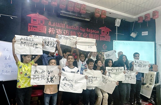 學(xué)著用中文書寫自己姓名的埃及兒童們。埃及?？诉~特文化集團(tuán)供圖