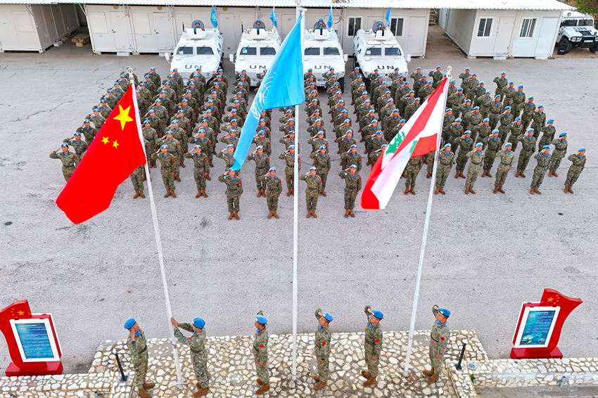 1月1日，中國(guó)第22批赴黎巴嫩維和官兵們舉行升旗儀式。胡光明攝