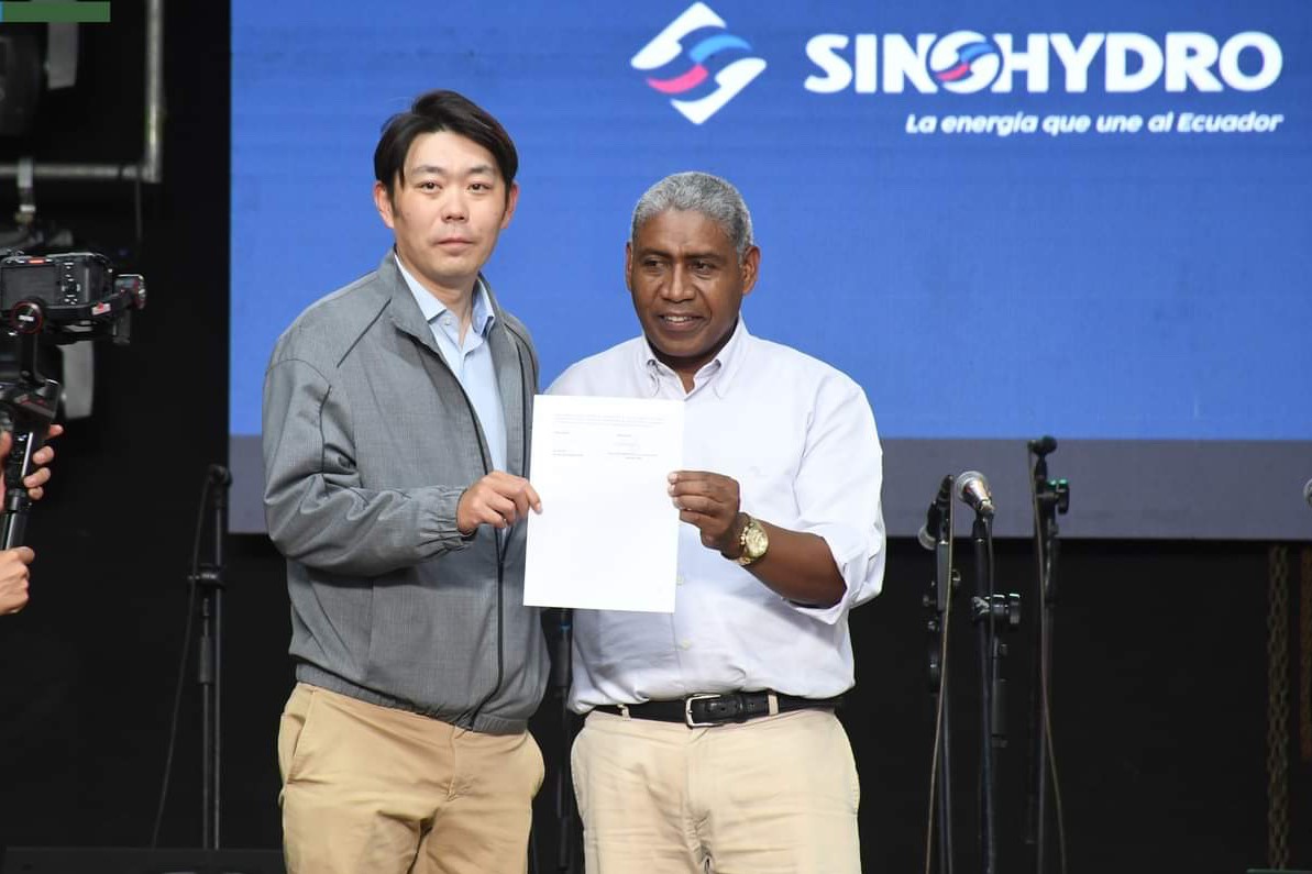中國電建厄瓜多爾國別代表白納（左）代表中國電建向厄瓜多爾埃爾查科市康復中心捐贈了一批康復器材，埃爾查科市市長奧斯卡·德拉克魯斯·卡瓦蒂霍（右）對中國企業(yè)的善舉表示感謝。中國電建厄瓜多爾代表處供圖