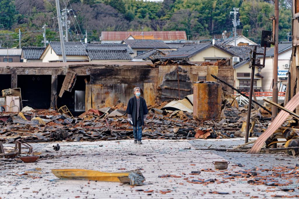 1月4日，一名市民查看日本石川縣輪島市“輪島早市”廢墟。新華社記者張笑宇攝