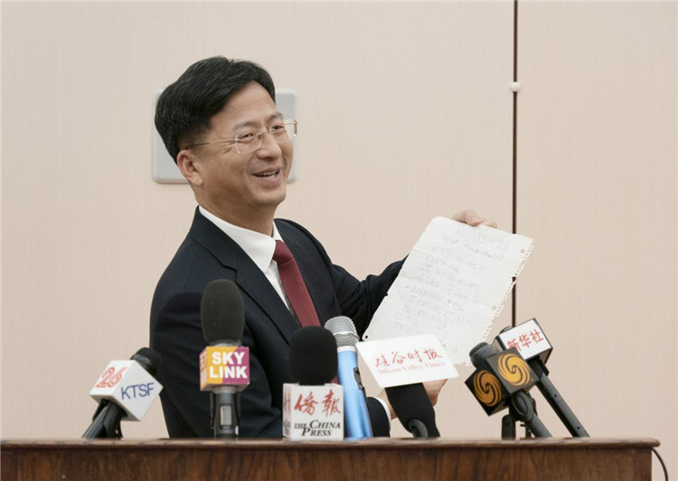 張建敏總領(lǐng)事向媒體展示領(lǐng)區(qū)小學(xué)生來(lái)信。中國(guó)駐舊金山總領(lǐng)館供圖