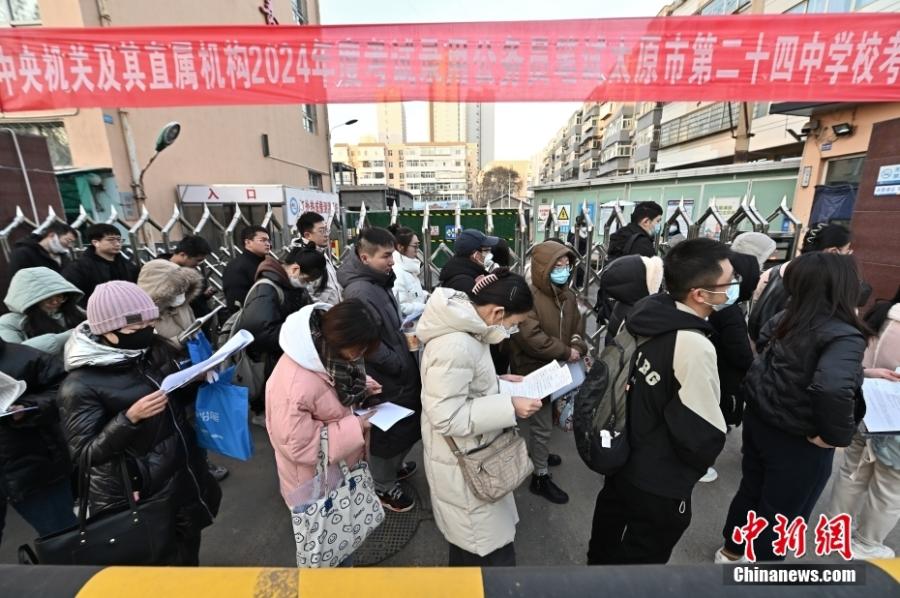 2023年11月26日，山西省太原市，考生步入考場。當(dāng)日，中央機關(guān)及其直屬機構(gòu)2024年度考試錄用公務(wù)員公共科目筆試開考。<a target='_blank' href='/'><p  align=