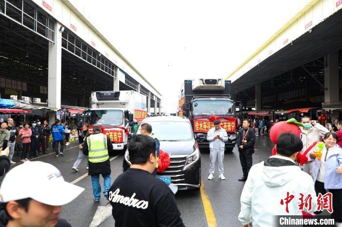 運載蔓越莓車隊前，不少民眾正在圍觀打卡。 王偉臣 攝