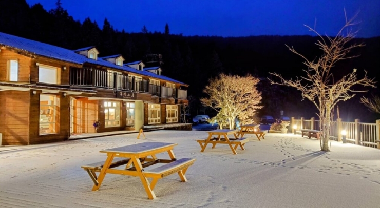 位在宜蘭縣內的太平山森林游樂區(qū)23日凌晨開始下雪，園區(qū)翠峰山屋前一片雪白。圖片來源：臺灣“中央社”。