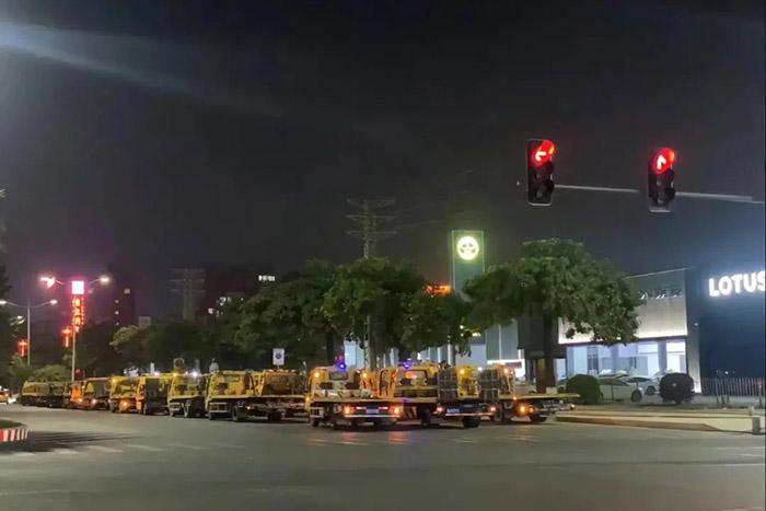 有多輛拖車出現(xiàn)在東莞寮步汽車城門口。視頻截圖