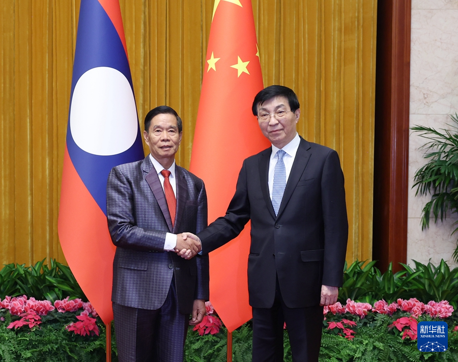 1月22日，中共中央政治局常委、全國政協(xié)主席王滬寧在北京會見老撾人民革命黨中央政治局委員、建國陣線中央委員會主席辛拉馮。新華社記者 王曄 攝