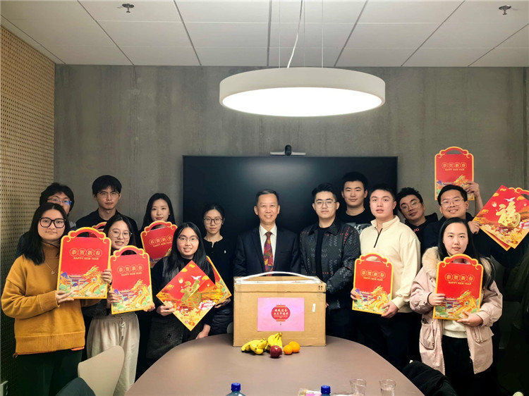 中國駐瑞典大使崔愛民看望慰問瑞典隆德大學中國留學生。中國駐瑞典大使館供圖