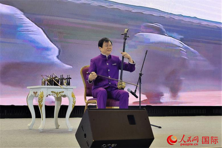 二胡演奏家、國家一級(jí)演員王之輝演奏《新春樂》。人民網(wǎng)記者 于宏建攝