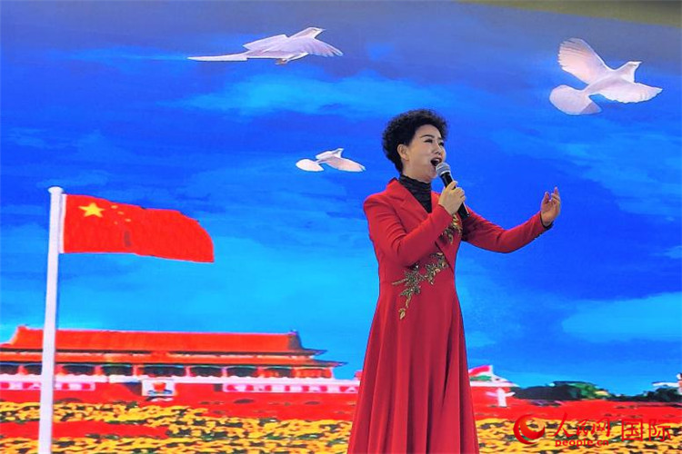 女高音歌唱家、國家一級(jí)演員江如虹演唱《我愛你中國》。人民網(wǎng)記者 于宏建攝