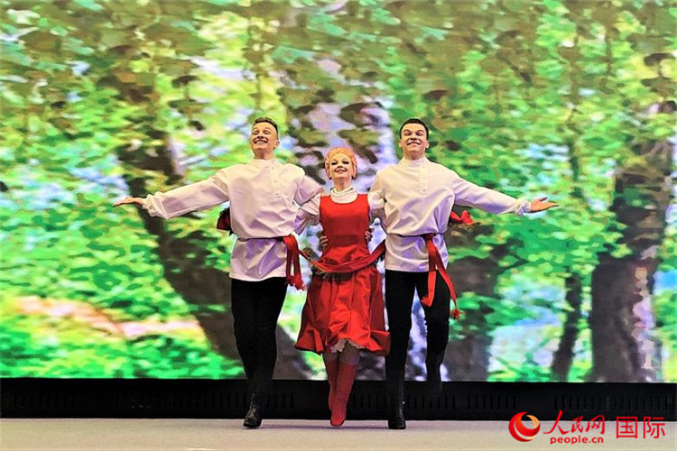 來自莫斯科州藝術(shù)學(xué)院舞蹈團(tuán)的演員表演舞蹈《三套車》。人民網(wǎng)記者 于宏建攝