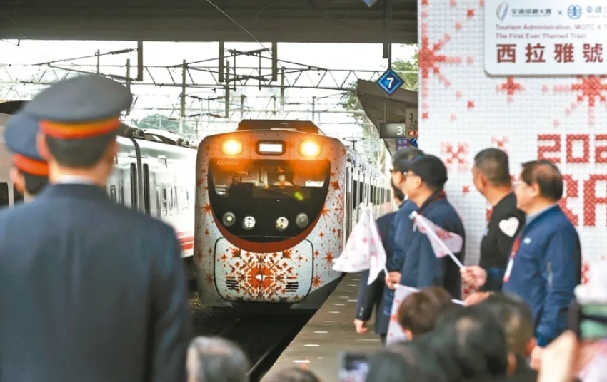 圖為彩繪列車“SIRAYA西拉雅號”。圖片來源：臺灣《聯(lián)合報》侯永全攝