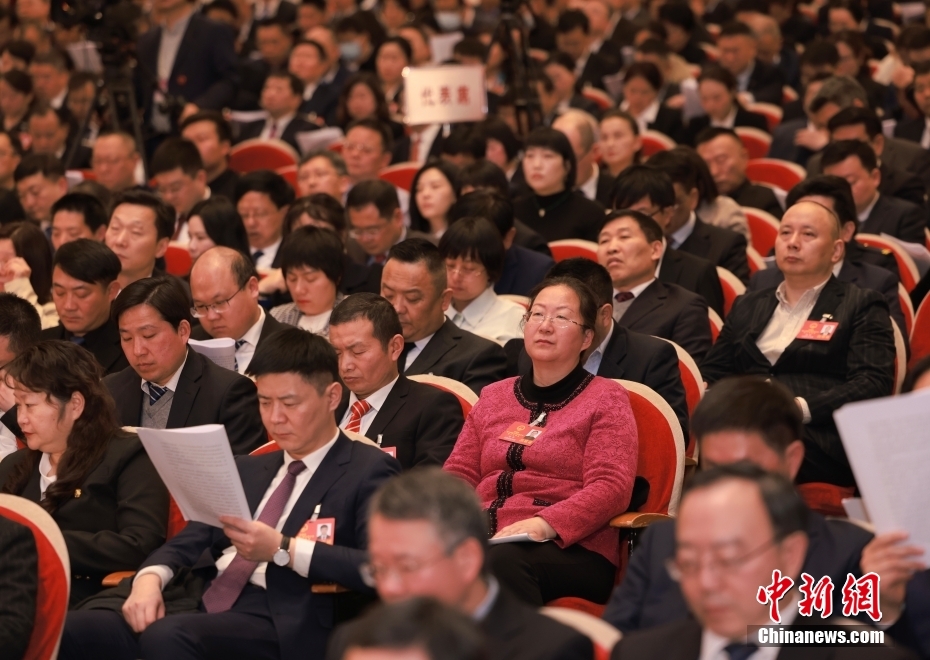 1月23日，安徽省第十四屆人民代表大會(huì)第二次會(huì)議在合肥開幕。圖為代表委員認(rèn)真聽取政府工作報(bào)告。