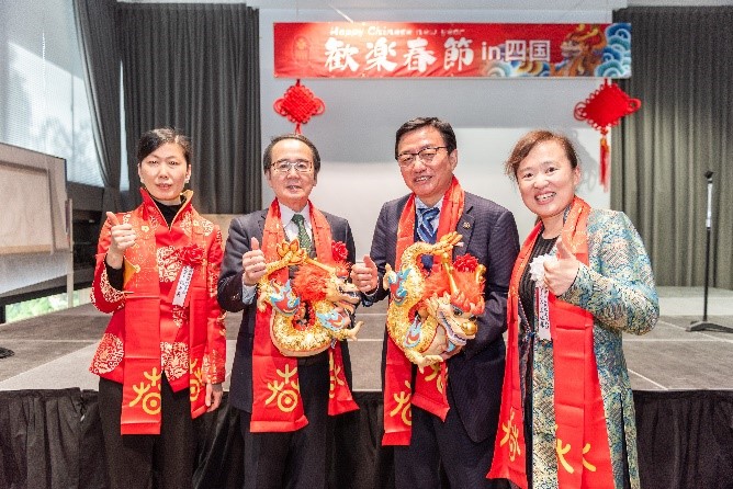 向池田知事、大西市長贈送“歡樂春節(jié)“吉祥龍。從左到右為魏有美副總領事、池田豊人知事、大西秀人市長、馬曉琛主任。中國駐大阪旅游辦事處供圖