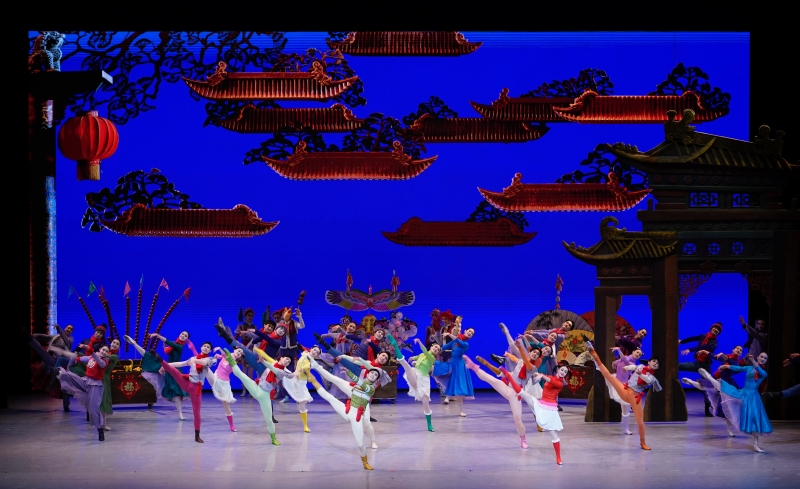 1月26日晚，中央芭蕾舞團(tuán)賀歲芭蕾舞劇《過(guò)年》作為開(kāi)幕演出，亮相阿布扎比國(guó)際藝術(shù)節(jié)，圖為劇照。中央芭蕾舞團(tuán)供圖