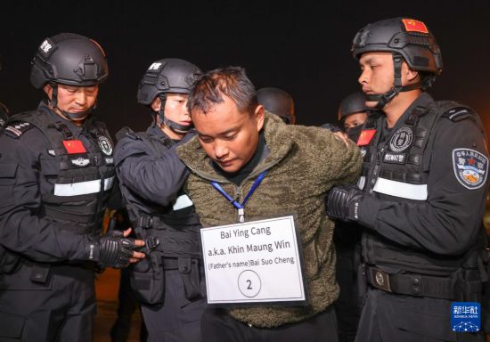 1月30日，在緬甸內(nèi)比都國際機(jī)場，緬甸警方依法向我公安機(jī)關(guān)移交緬北重大犯罪嫌疑人白應(yīng)蒼。新華社記者 殷剛 攝
