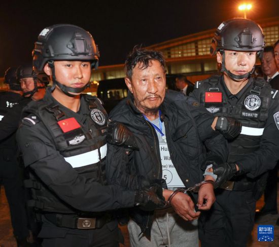 1月30日，在緬甸內(nèi)比都國際機(jī)場，緬甸警方依法向我公安機(jī)關(guān)移交緬北重大犯罪嫌疑人魏懷仁。新華社記者 殷剛 攝