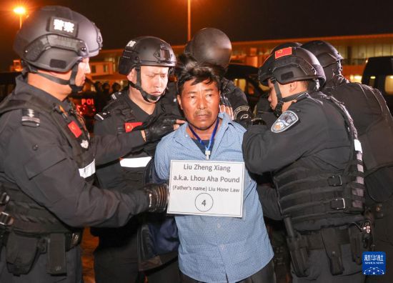 1月30日，在緬甸內(nèi)比都國際機(jī)場，緬甸警方依法向我公安機(jī)關(guān)移交緬北重大犯罪嫌疑人劉正祥。新華社記者 殷剛 攝