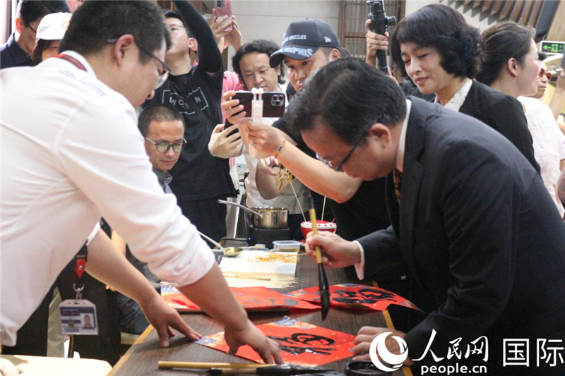 中國(guó)駐菲律賓大使黃溪連出席活動(dòng)并與留菲學(xué)子共迎新春。人民網(wǎng)記者樊帆 攝