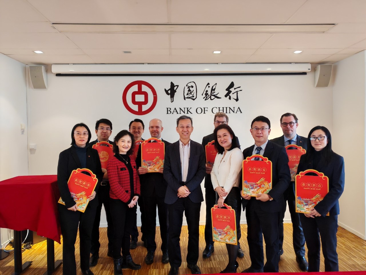 中國駐瑞典大使崔愛民（左六）與中國銀行（歐洲）有限公司斯德哥爾摩分行中外員工合影。中國駐瑞典大使館供圖